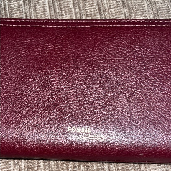 Fossil Cranberry Leather Wristlet Wallet - Picture 3 of 12